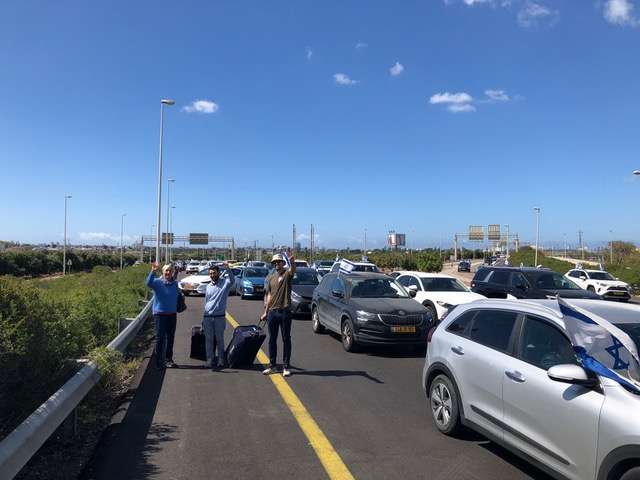Urlaub in Tel Aviv. Zu Fuß geht es auf der Autobahn schneller.