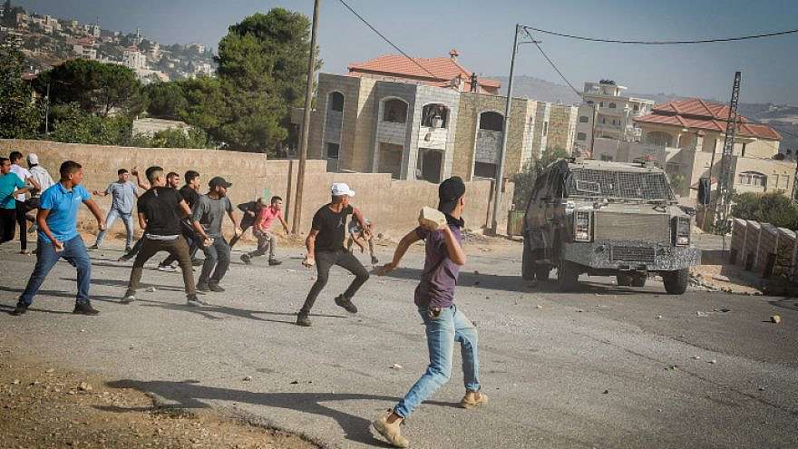 Palästinenser greifen israelisches Sicherheitspersonal während eines Antiterroreinsatzes in Silwad, nordöstlich von Ramallah, an, 31. August 2022