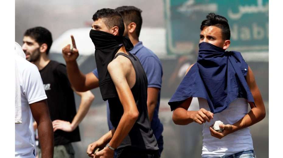 palästinenser. Überrascht von der Wut - palästinensische Jugendliche bei einem früheren Vorfall in der Gegend von Shechem (Nablus).