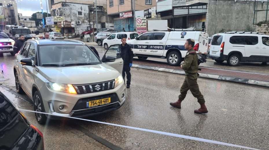 Die israelische Polizei inspiziert ein Familienfahrzeug, das von einem Terroristen im palästinensischen Dorf Huwara beschossen wurde. Auf dem Foto ist zu erkennen, dass die rechte Seite der Windschutzscheibe von Einschusslöchern durchlöchert ist. Bild: Ehud Etimon/TPS