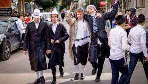 Jeschiwa-Studenten nehmen sich eine Auszeit vom Talmudstudium, um Purim in der ultraorthodoxen Stadt Bnei Brak zu feiern.