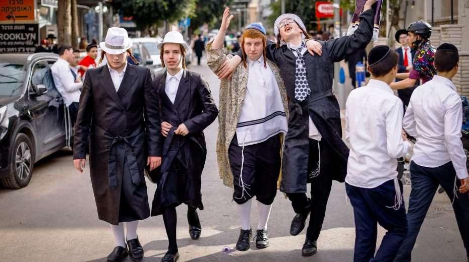 Jeschiwa-Studenten nehmen sich eine Auszeit vom Talmudstudium, um Purim in der ultraorthodoxen Stadt Bnei Brak zu feiern.