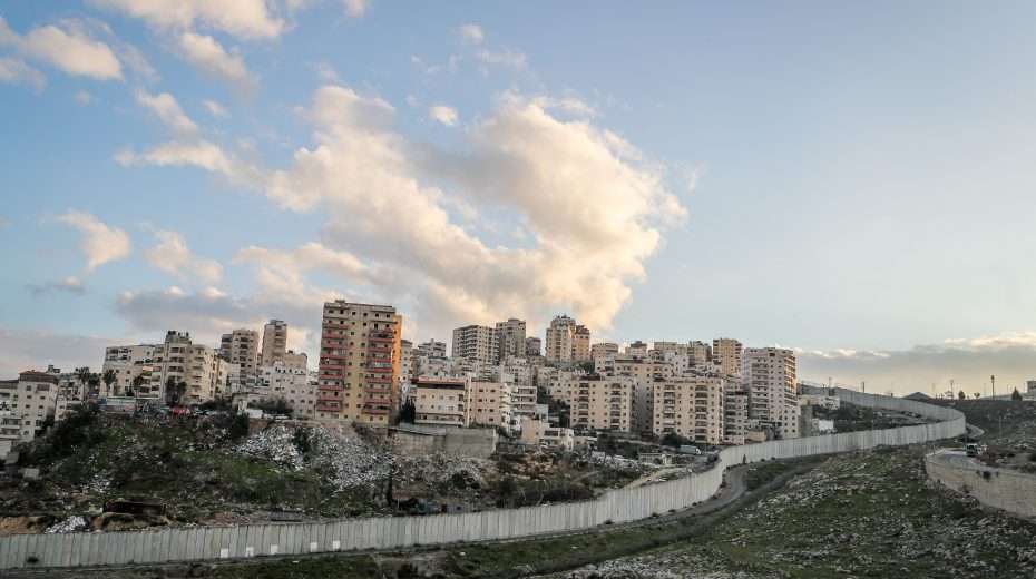 Land für Frieden. Blick auf einen Abschnitt der israelischen Sperrmauer vom jüdischen Viertel Pisgat Zeev in Jerusalem aus gesehen