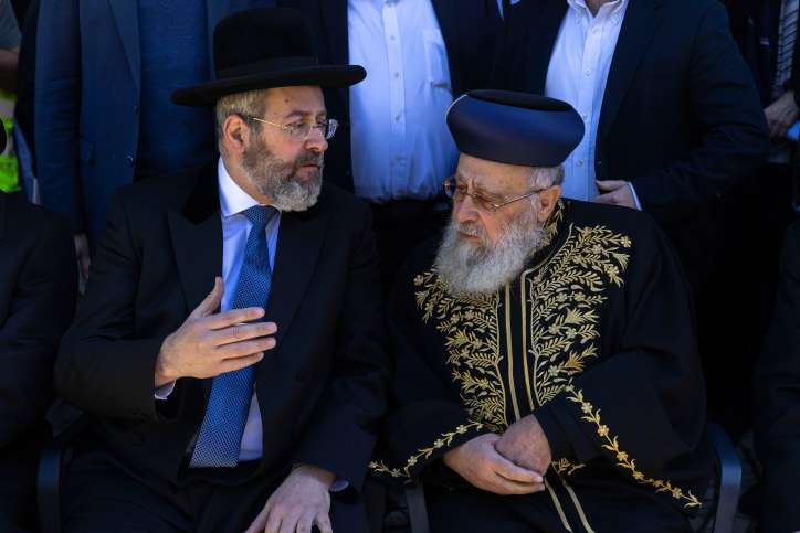 Der aschkenasische Oberrabbiner David Lau und der sephardische Oberrabbiner Yitzhak Yosefrepräsentieren ihre jeweiligen Gemeinden. Foto von Olivier Fitoussi/Flash90
