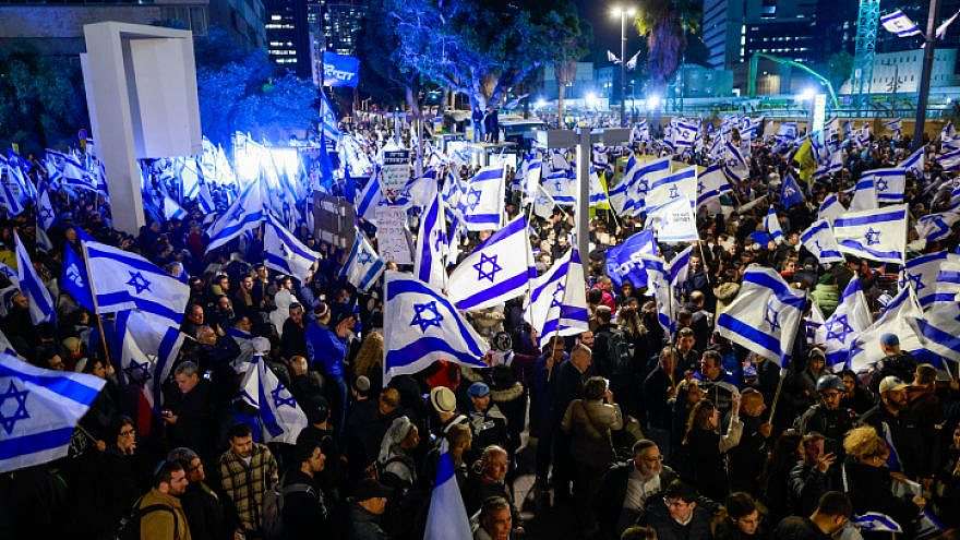 Israelis nehmen am 30. März 2023 an einer Kundgebung zur Unterstützung der Justizreform in Tel Aviv teil. Foto: Erik Marmor/Flash90