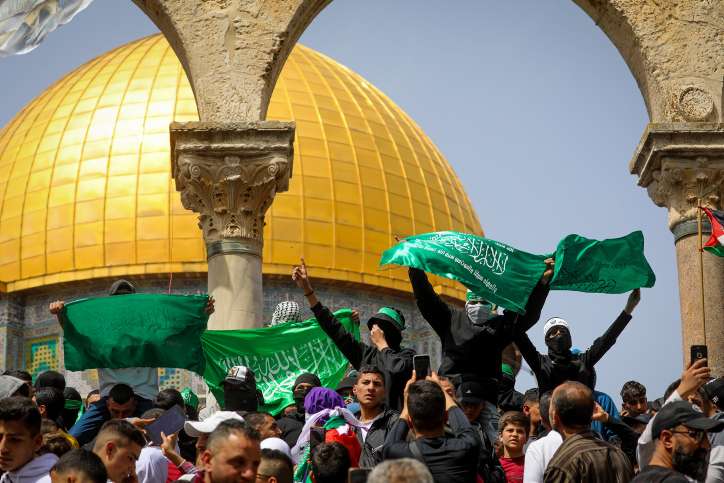Iran. Palästinenser protestieren nach dem Freitagsgebet im heiligen Monat Ramadan auf dem Gelände der Al-Aqsa-Moschee in der Altstadt von Jerusalem, 7. April 2023. Foto von Jamal Awad/Flash90