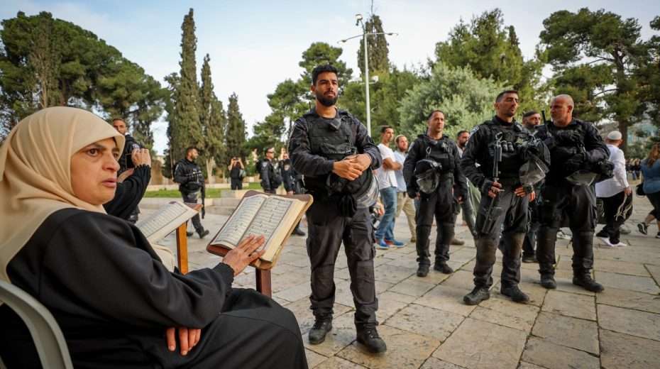 Muslime lesen aus dem Koran, während israelische Polizisten eine Gruppe von jüdischen Besuchern auf dem Tempelberg bewachen. Foto von Jamal Awad/Flash90