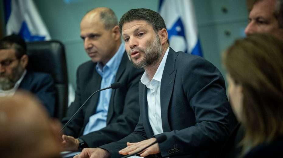 Mit Gottes Hilfe. Der religiöse Finanzminister Bezalel Smotrich tritt gegen säkulare Abgeordnete der Opposition an. Smotrich hat keine Angst davor, Glauben und Politik zu vermischen. Foto: Yonatan Sindel/Flash90