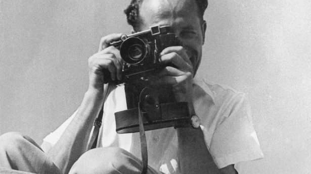 Rudi Weissenstein mit Kamera. Courtesy The Photohouse