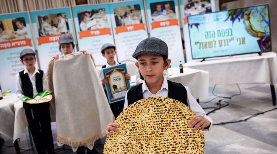 Orthodoxe jüdische Jungen aus Beitar Illit bereiten sich pflichtbewusst auf das bevorstehende Fest der ungesäuerten Brote vor. Foto: Nati Shohat/Flash90