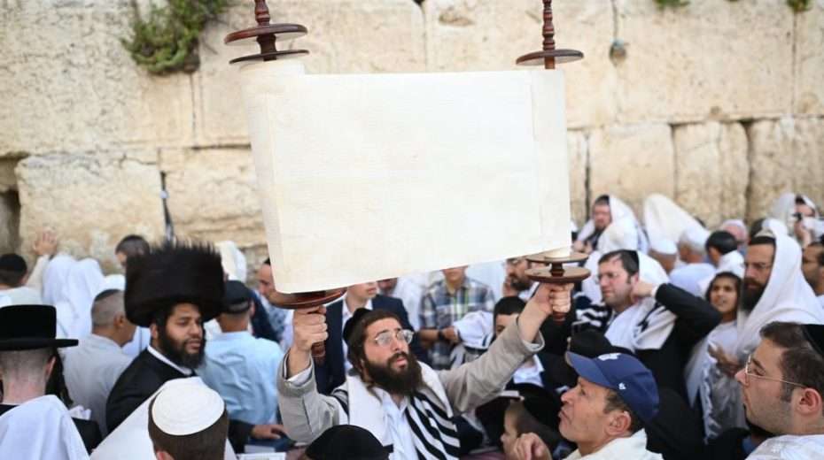 Half-Million People Visited Jerusalem’s Western Wall Despite Tensions Ultra-Orthodox Jews hold aloft a Torah scroll as they recite the Priestly Blessing at the Western Wall of Jerusalem's Temple Mount. Photo by Yoav Dudkevitch/TPS