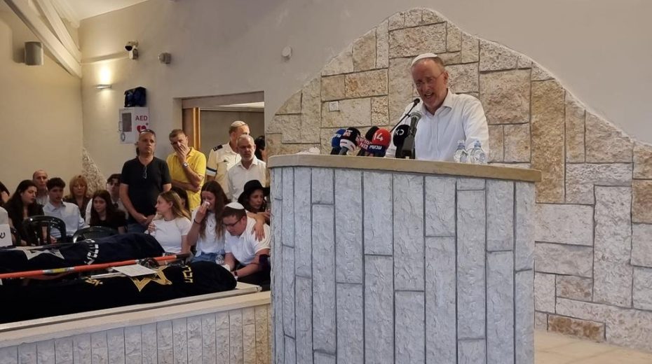 Rabbi Leo Dee speaks at the funeral of his daughters, who were killed in a Palestinian terrorist shooting that CNN misrepresented as a "shootout." Photo by Meir Elipur/TPS