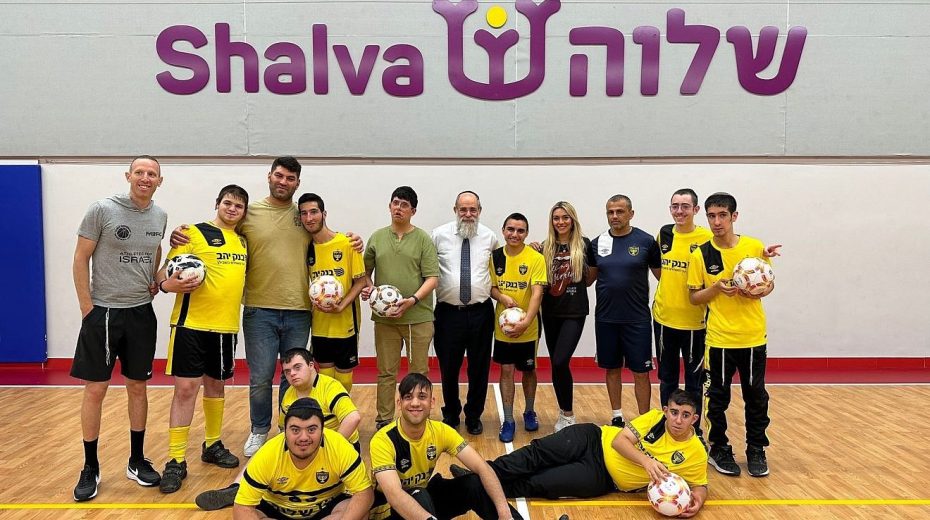 Social-Media Influencer Reflects on Volunteer Tour in Israel Israeli-American sports broadcaster and social-media influencer Emily Austin with kids and coaches participating in soccer camp at the Shalva Center. At left is former professional basketball player and current coach Tamir Goodman. Third from left is retired Israeli Olympic judoka Ori Sasson. Credit: Courtesy.