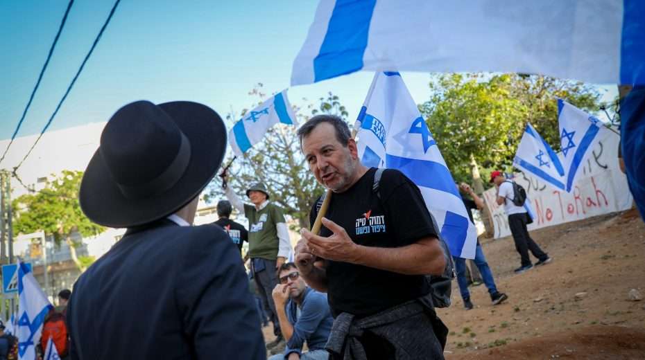 Israeli reserve soldiers and activists protest against the Israeli government's planned judicial reform in the city of Bnei Brak. Photo: Flash90
