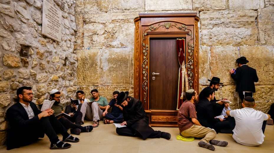 Tisha B’Av online series takes viewers to sites of Jewish tragedies Jewish men pray on the eve of Tisha B'Av at the Western Wall in the Old City of Jerusalem, August 6, 2022. Photo by Olivier Fitoussi/Flash90