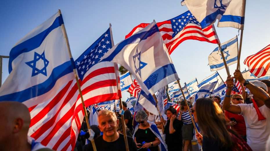 Tachles With Aviel – Washington and Jerusalem Just Before the Bang? Demonstrators against judicial reform protest in front of the US Embassy office in Tel Aviv on July 11, 2023. Photo by Chaim Goldberg/Flash90
