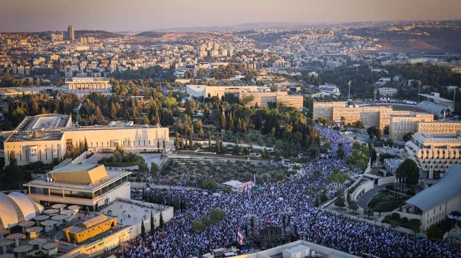 Tachles with Aviel – Everyone thinks they are doing the nation a favor The people in Jerusalem are arguing about the character of their country. Photo by Chaim Goldberg/Flash90