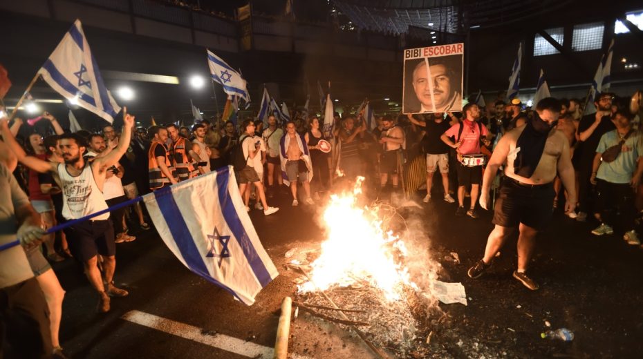 Anti-reform activists riot over what they claim is the "end of democracy" in Israel. Photo by Gili Yaari/Flash90