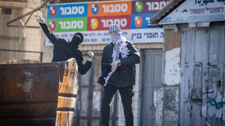 Arabs attack Jewish couple on way to delivery room Arabs attacking Jewish motorists near the eastern Jerusalem neighborhood of Isawiya is a common occurrence. Photo by Yonatan Sindel/Flash90