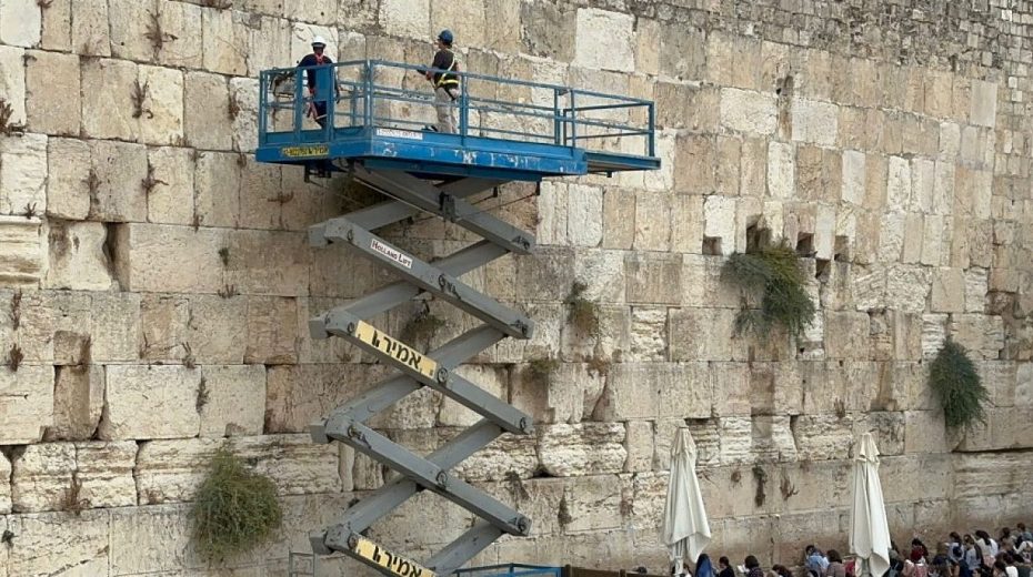 Engineers inspect Western Wall ahead of High Holidays Engineers check the integrity and clean the stones of the Western Wall in Jerusalem, Aug. 29, 2023. Credit: The Western Wall Heritage Foundation.