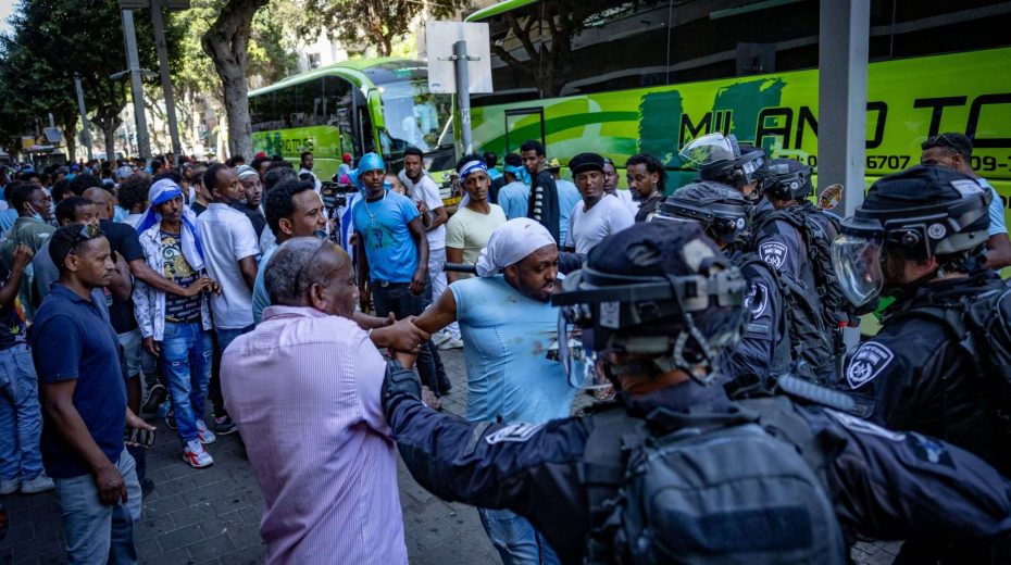 150 injured as African migrants bring violence, chaos to streets of Tel Aviv Israeli riot police attempt to fight off mobs of Eritrean migrants on the streets of Tel Aviv. Photo by Yonatan Sindel/Flash90