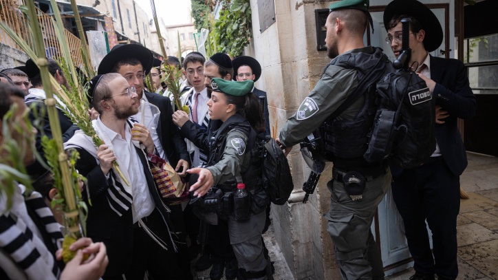 Netanyahu gov’t takes harsh measures to protect Christians in Israel Israeli police work to keep Orthodox Jews and Christians separated in Jerusalem's Old City. Photo by Chaim Goldberg/Flash90