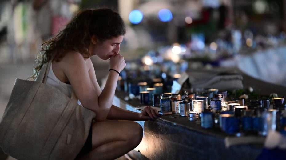 Tachles with Aviel – I don’t understand a lot of things People gather and light candles in Dizengoff Square in Tel Aviv on October 17, 2023, to commemorate the victims murdered by Hamas terrorists. Photo: Tomer Neuberg/Flash90