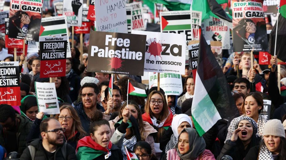 Demonstrators with placards and Palestinian flags at a pro-Palestinian demonstration in Trafalgar Square in London on November 4, 2023. Image: EPA-EFE/ANDY RAIN
