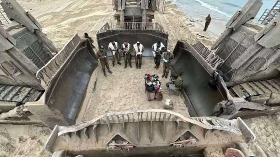 Four massive military excavators create a synagogue of iron on the beaches of Gaza so soldiers can pray in safety. The God of Israel protects His people and especially those on the front lines. Image: Used in accordance with Section 27A of the Copyright Act