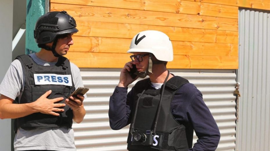 Israeli officials angry journalists may have known Hamas would invade Journalists in Sderot, Nov. 9, 2023. Photo by Eitan Elhadez-Barak/TPS.