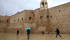 This year at Christmas it is quiet in front of the Church of the Nativity in Bethlehem. Christmas lights and Christmas trees were canceled. Photo: EPA-EFE/Wisam Hashlamoun