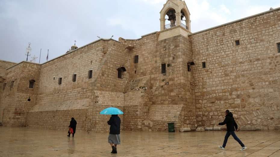 This year at Christmas it is quiet in front of the Church of the Nativity in Bethlehem. Christmas lights and Christmas trees were canceled. Photo: EPA-EFE/Wisam Hashlamoun