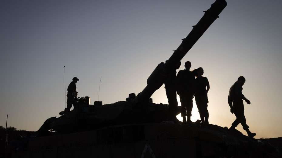 Israeli soldiers near the Israel-Gaza border, southern Israel, November 29, 2023. Photo: Chaim Goldberg/Flash90