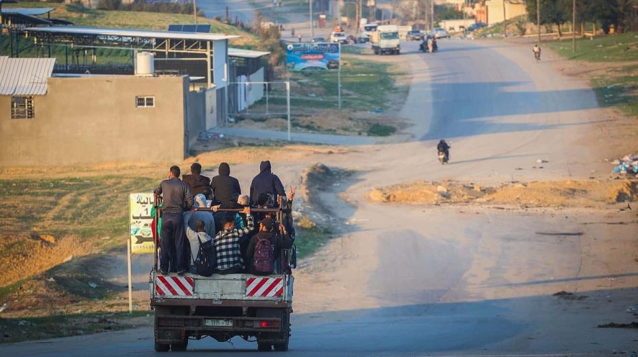 Palestinians fleeing from Khan Yunis to Rafah in the southern Gaza Strip on Dec. 18, 2023. Photo by Atia Mohammed/Flash90.