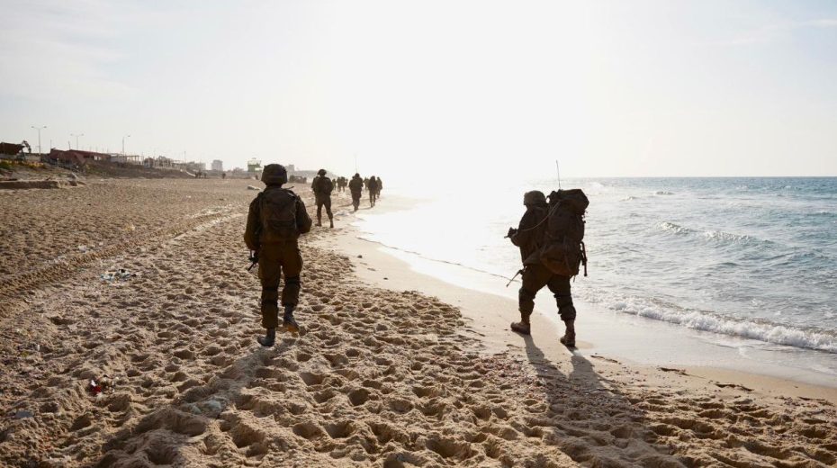 IDF troops on the beaches of Gaza maneuver to encircle Hamas. Photo: IDF
