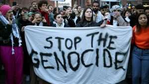 Demonstrators chant slogans and hold a banner reading "Stop the genocide" during a solidarity demonstration for the Palestinians in Berlin, Germany, on October 18, 2023. Photo: EPA-EFE/CLEMENS BILAN