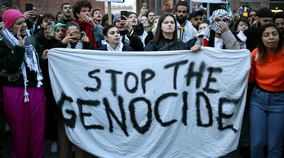 Demonstrators chant slogans and hold a banner reading "Stop the genocide" during a solidarity demonstration for the Palestinians in Berlin, Germany, on October 18, 2023. Photo: EPA-EFE/CLEMENS BILAN
