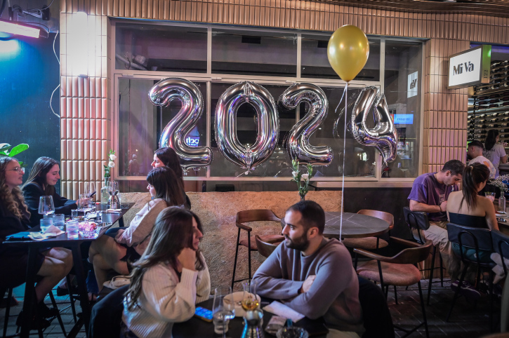 Israelis celebrating the new year on New Year's Eve, at a Pub in Tel Aviv, December 31, 2023. Photo by Avshalom Sassoni/Flash90