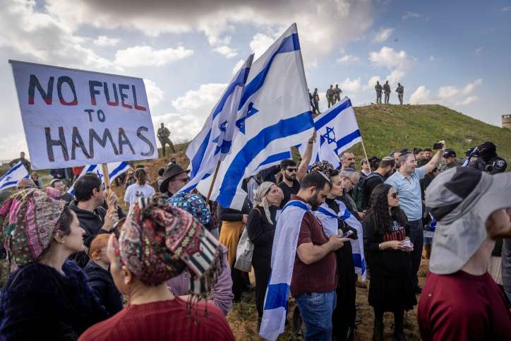 Israeli protesters try to prevent aid trucks from entering Gaza. Photo by Chaim Goldberg/Flash90