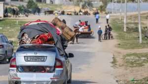 Palestinians fleeing battles between Israel and Hamas terrorists in the Khan Yunis area move towards the southern Gaza Strip, Jan. 25, 2024. Photo by Atia Mohammed/Flash90.