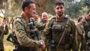 Actor Idan Amedi (R) with IDF Chief of Staff Herzi Halevi. Credit: IDF.