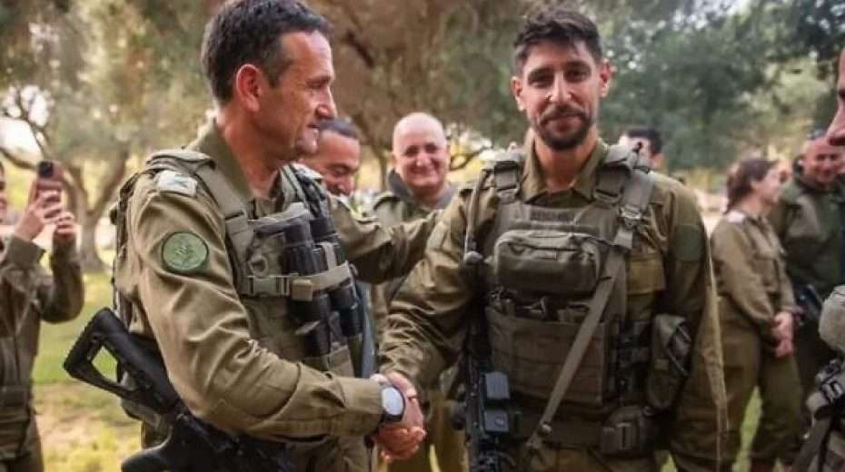 Actor Idan Amedi (R) with IDF Chief of Staff Herzi Halevi. Credit: IDF.