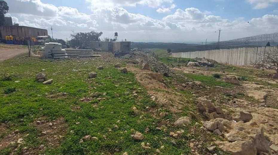Illegal Arab construction at the security barrier near Al-Ramadin in Judea. Photo: Courtesy.