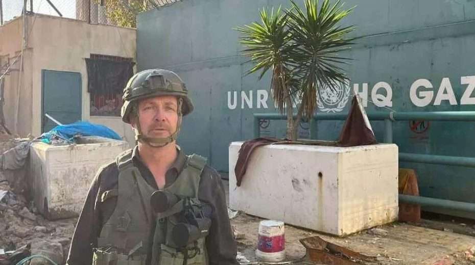 Israel Hayom reporter Ariel Kahana next to the UNRWA headquarters in Gaza. Photo: Ariel Kahana.