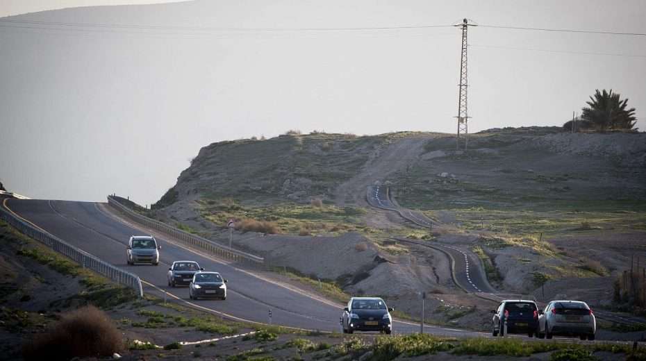Cars on Route 90 in the Jordan Valley, February 13, 2019. Photo by Yonatan Sindel/Flash90.