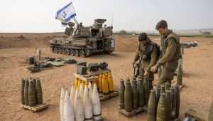 Israeli artillery stationed near the border with the Gaza Strip in southern Israel, Nov. 2, 2023. Photo by Chaim Goldberg/Flash90.