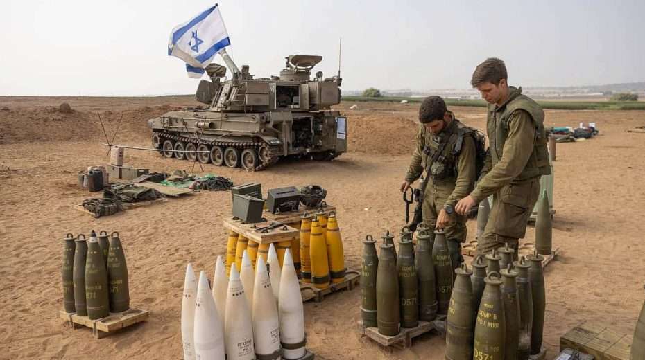 Israeli artillery stationed near the border with the Gaza Strip in southern Israel, Nov. 2, 2023. Photo by Chaim Goldberg/Flash90.
