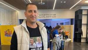 Idan Bejerano, Louis Har's son-in-law, at Tel Aviv's Hostage Square on Feb. 14, 2024. Photo: Amelie Botbol.