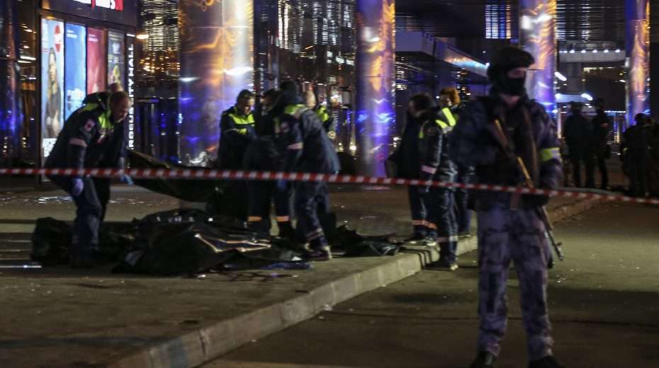 Russian rescue workers recover the bodies of victims near the burning Crocus City concert hall after the attack in Krasnogorsk near Moscow, Russia, on March 22, 2024. Photo: EPA-EFE/VASILY PRUDNIKOV