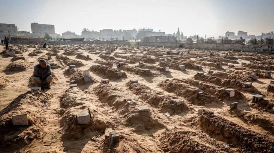 Palestinians bury relatives killed in an Israeli air strike in Khan Yunis, Feb. 26, 2024. Photo by Abed Rahim Khatib/Flash90.